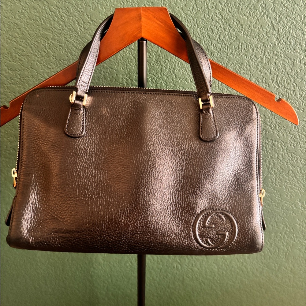 GUCCI LEATHER MEDIUM LABEL TOTE BLACK.